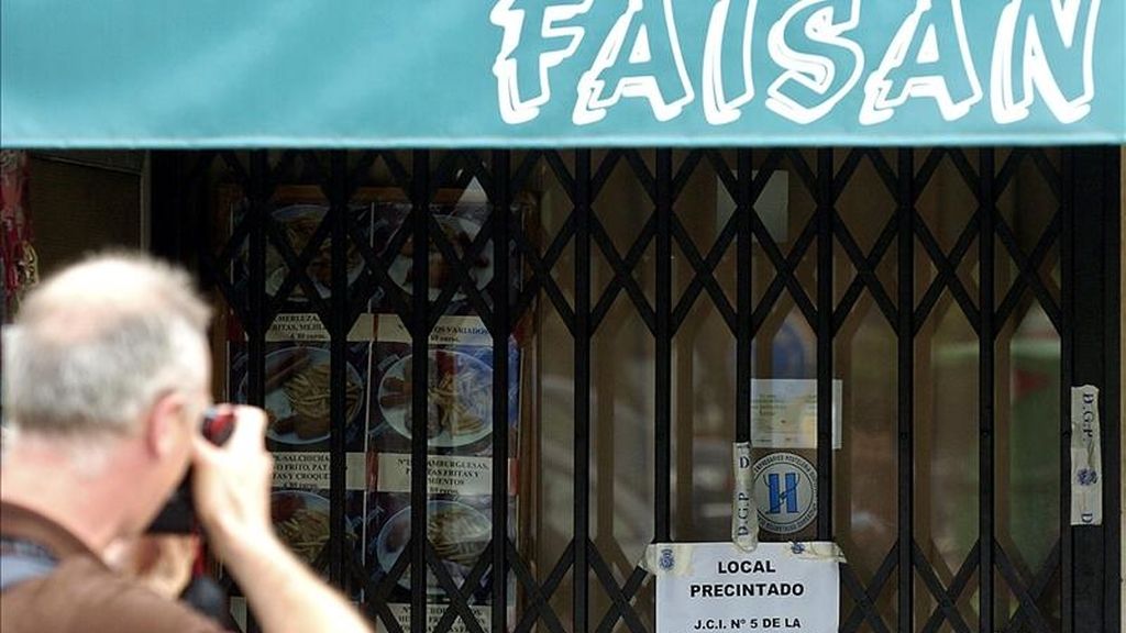Un fotógrafo toma imágenes de la entrada del bar Faisán, en las inmediaciones de la frontera de Irún (Guipúzcoa). EFE/Archivo Un fotógrafo toma imágenes de la entrada del bar Faisán, en las inmediaciones de la frontera de Irún (Guipúzcoa). EFE/Archivo