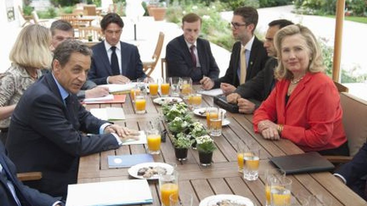 Nicolas Sarkozy y Hillary Clinton charlan antes de la cumbre. Foto: AP.