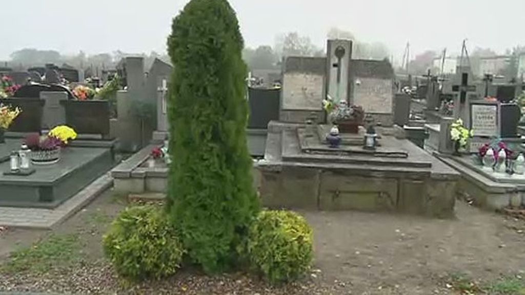 El ofensivo trabajo de jardinería 'erótica' en un cementerio de Polonia