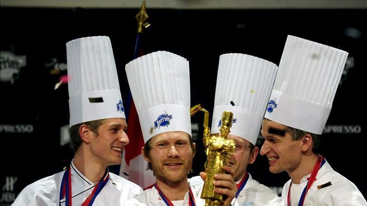 El chef danés Rasmus Kofoed (2i) y su equipo posan después de ganar la final del prestigioso concurso gastronómico Bocuse d'Or en Lyon, Francia. EFE