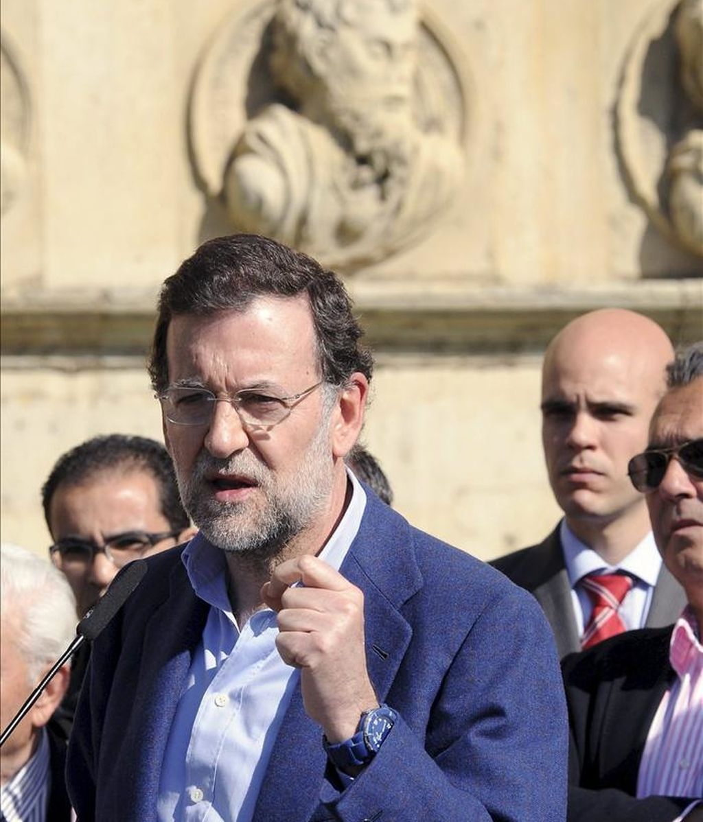 El presidente del PP, Mariano Rajoy, durante su intervención en un acto de su partido que se desarrolló hoy en la plaza de San Marcos de León. EFE