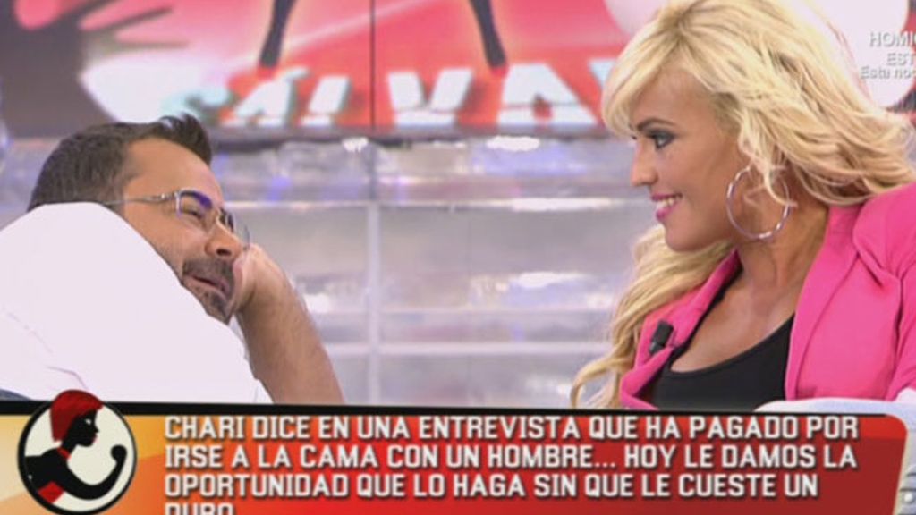 Chari posa ligerita de ropa