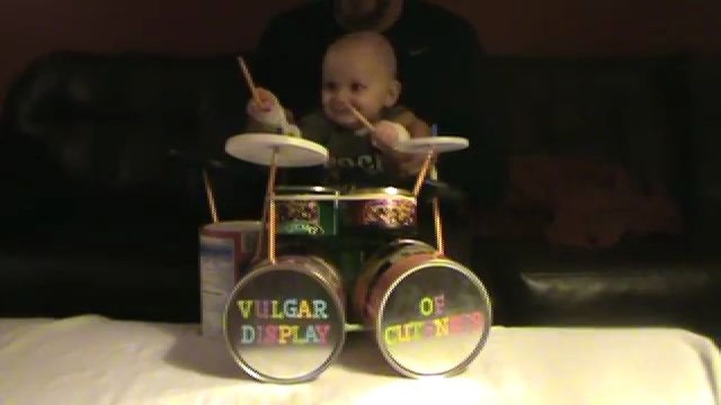 ¿Bebé baterista?
