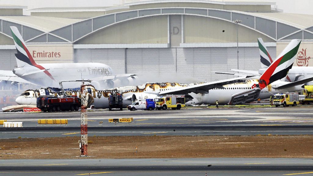 Un avión se incendia en el aeropuerto de Dubái tras un aterrizaje de emergencia