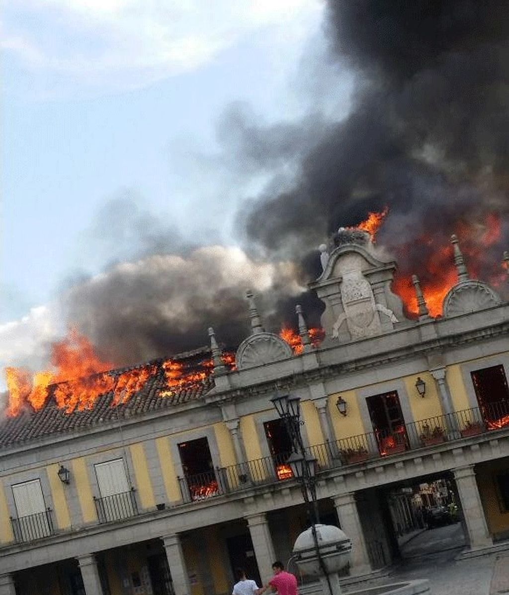 Un gran incendio destruye parte del Ayuntamiento de Brunete