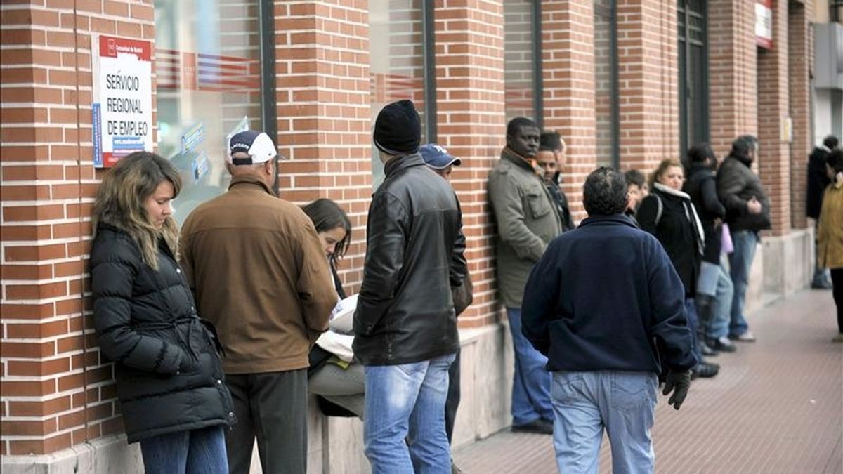 Varias personas hacen cola ante una oficina del Servicio Regional de Empleo. EFE/Archivo