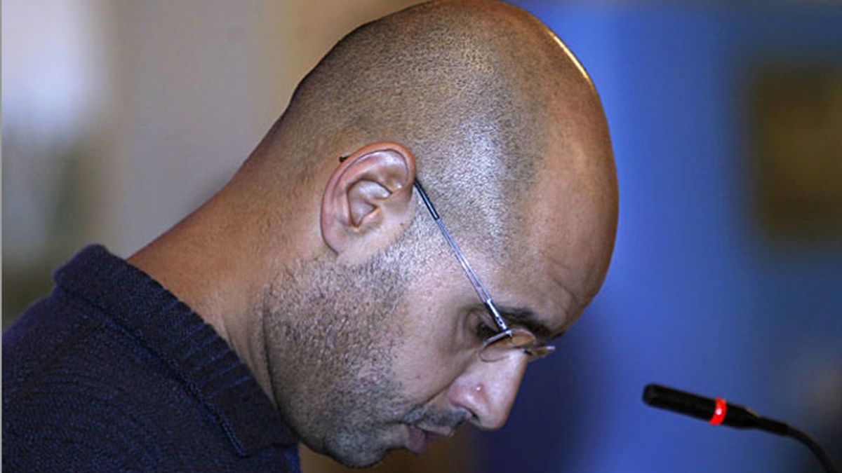 Saif al Islam Gadafi en la conferencia de prensa en la que propuso ser juzgado por un Tribunal internacional.