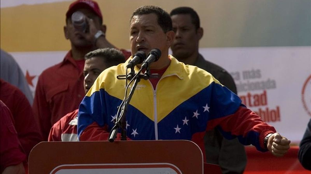 "La Ley Habilitante sigue como está, aprobada por la Asamblea Nacional de Venezuela por año y medio, para que tengamos más tiempo de enfrentar estas cosas", afirmó el presidente venezolano, Hugo Chávez. EFE/Archivo