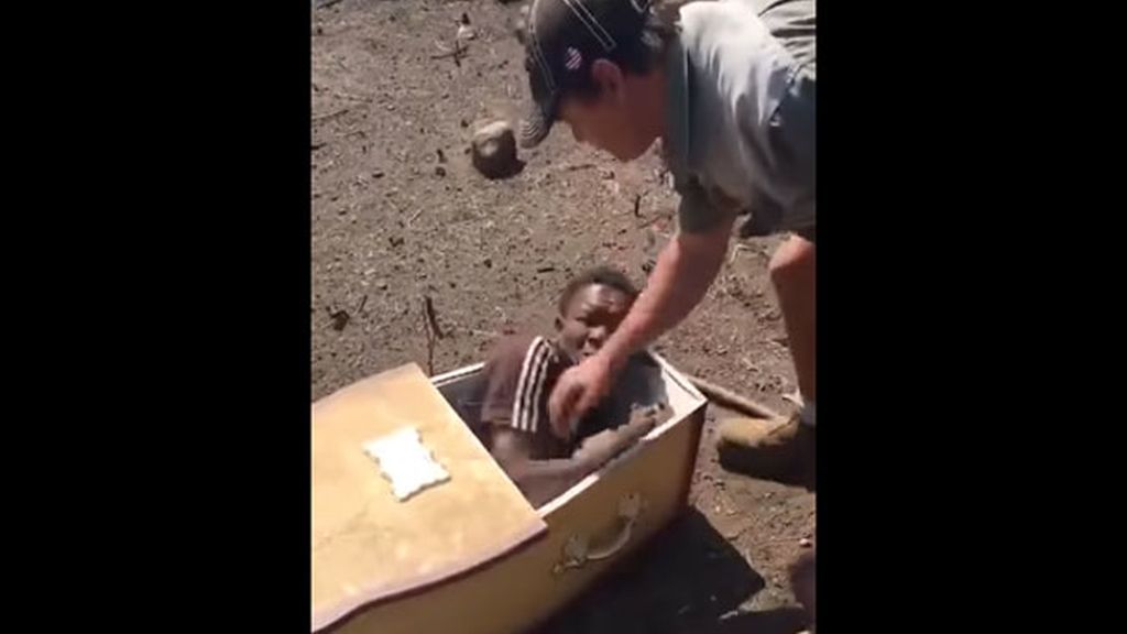 Un granjero sudafricano mete a un trabajador negro en un atáud y amenaza con quemarlo