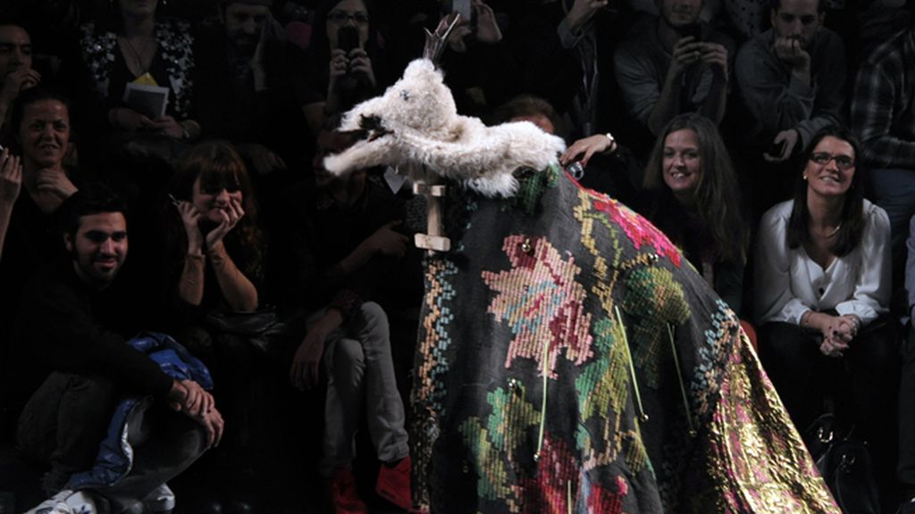 La inspiración del desfile quedó clara con su original apertura