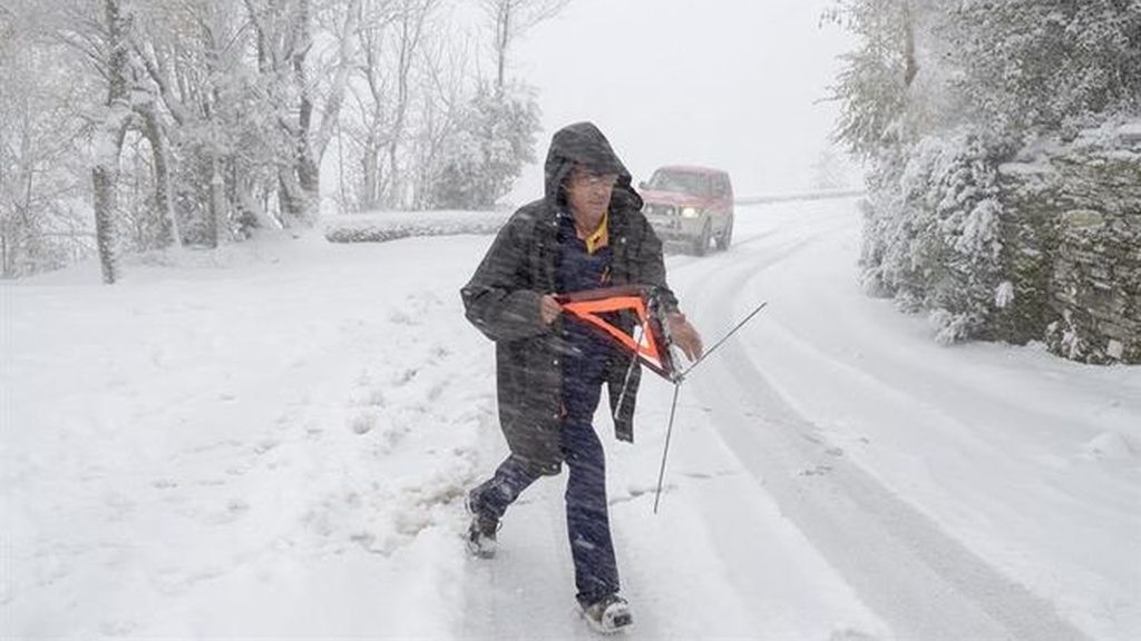 Galicia amanece teñida de blanco por la nieve