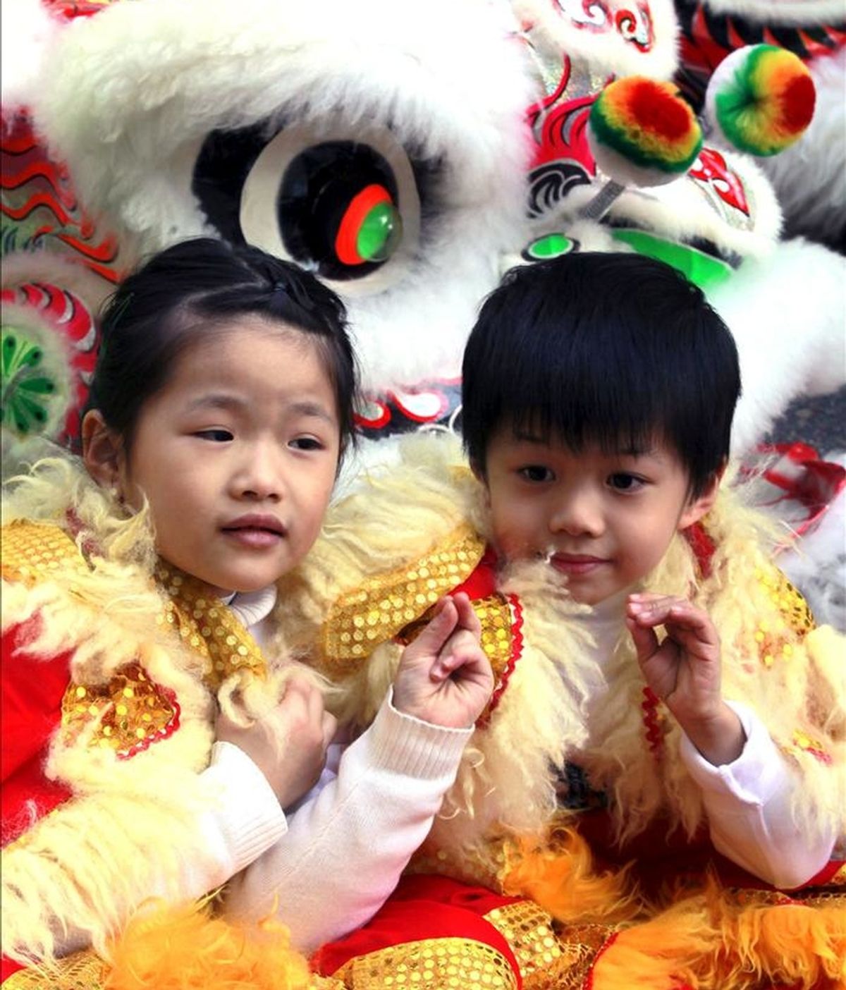 Dos niños asisten a la Danza del Dragon y el León en Hong Kong (China) el pasado 1 de enero. EFE/Archivo