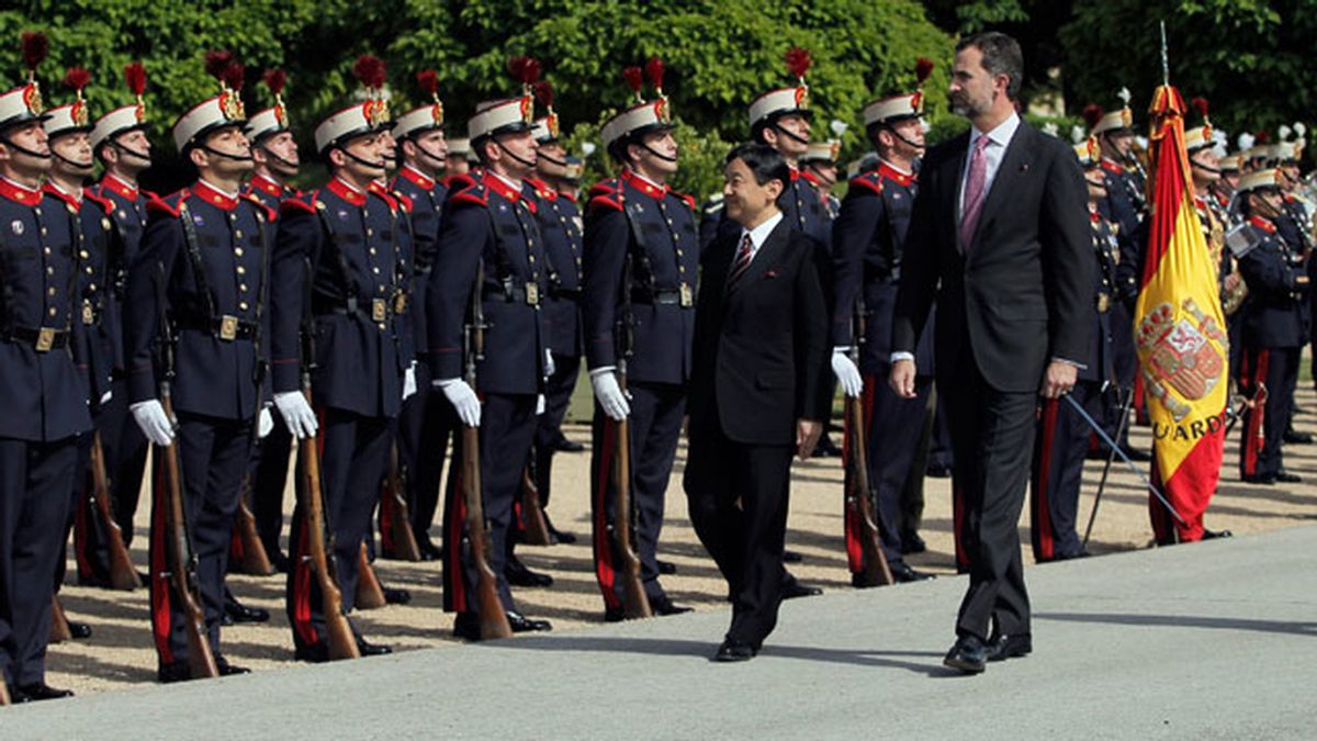 Don Felipe recibe al príncipe Naruhito con honores militares