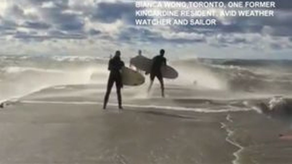 Un grupo de intrépidos surfea las olas formadas en una tremenda tormenta en Canadá
