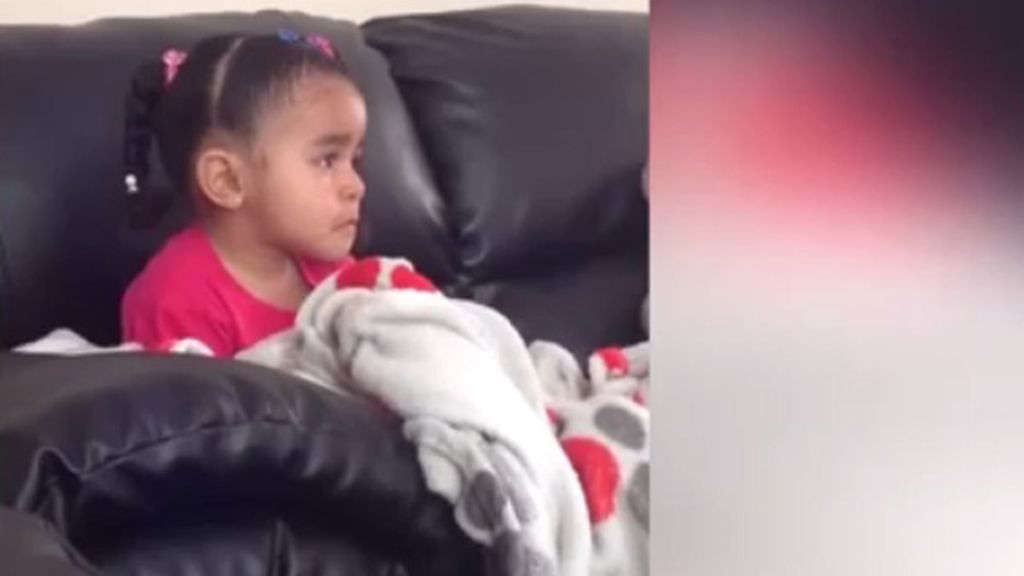 Así sufre una niña el trago de ver por primera vez la muerte del padre del Rey León