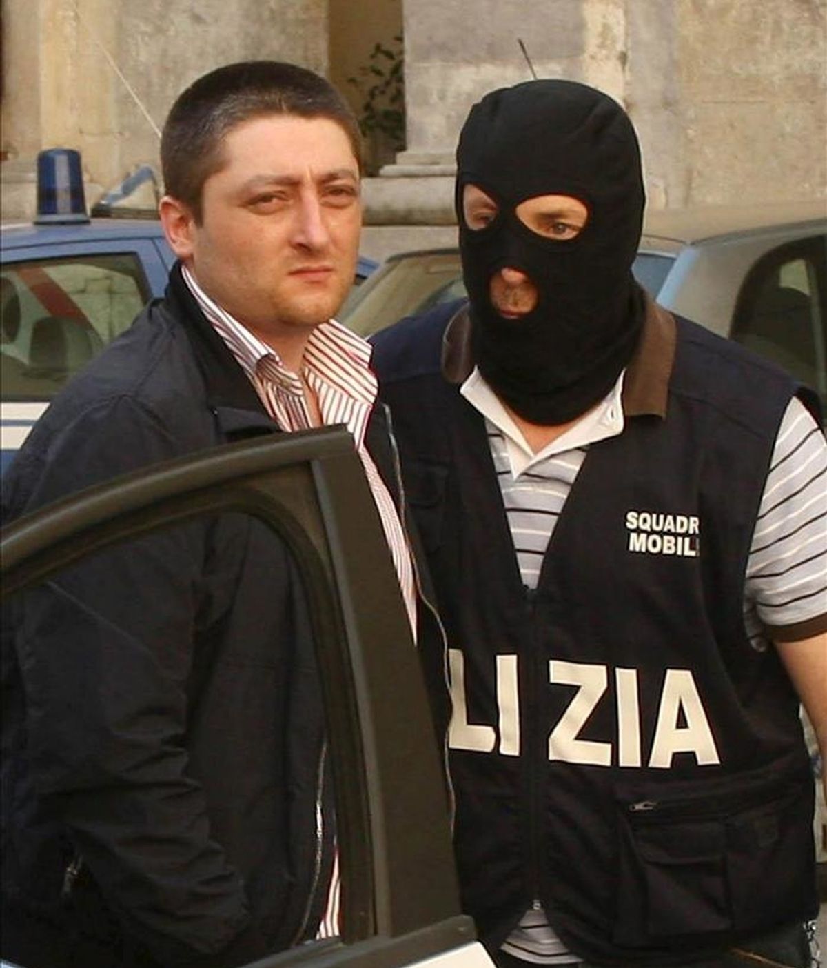Un policía escolta a Nicola Schiavone, considerado el heredero al frente del poderoso clan camorrista de "Los Casaleses", tras su detención en Caserta (Italia) en 2010. EFE/Archivo