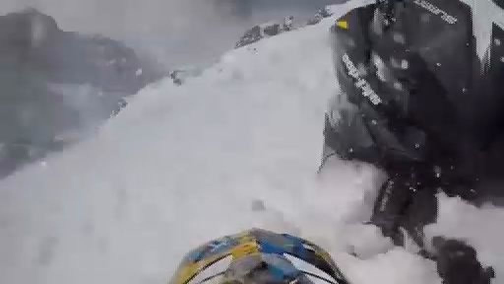 Un piloto de motos de nieve sobrevive a una avalancha casi mortal