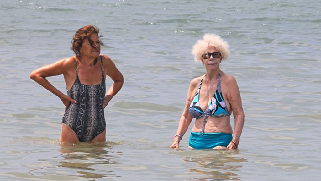 La Duquesa de Alba se da el primer baño de la temporada en el mar