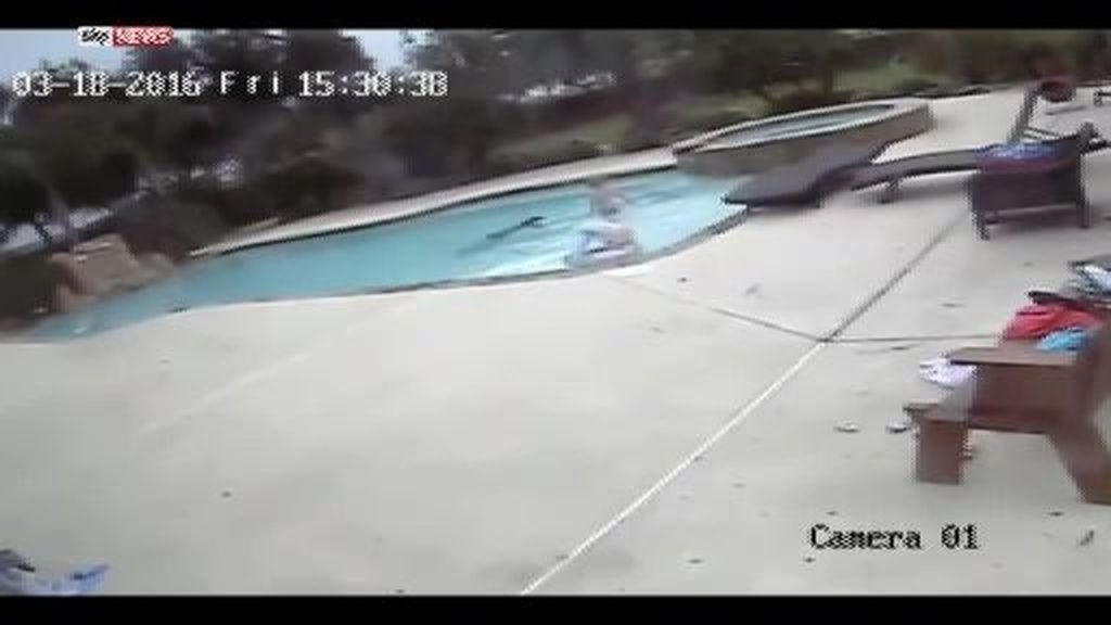 Una niña de cinco años salva a su madre de morir ahogada en la piscina