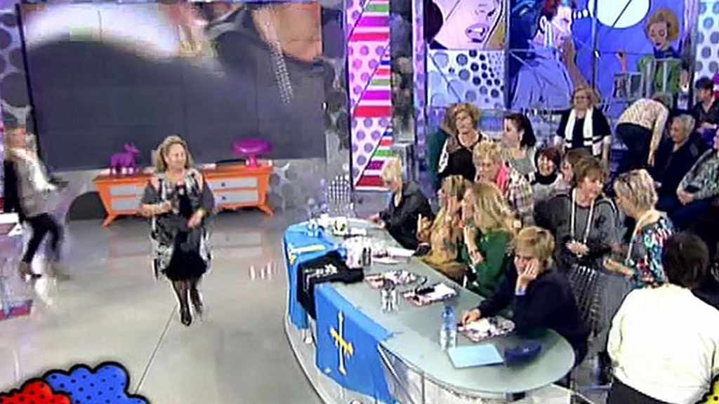 Rosa Benito recibe besos del público y de sus compañeros