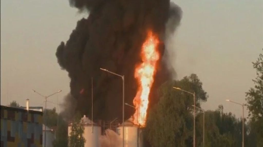 Varios bomberos mueren en una explosión en un depóstio de combustible en Ucrania