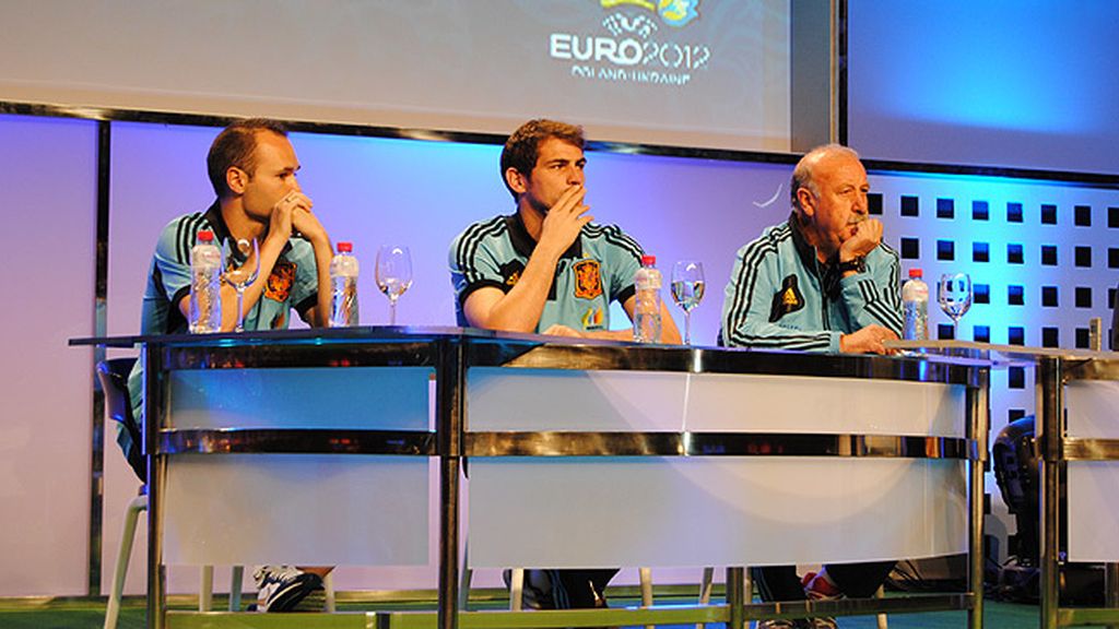 Vasile, J.J. Santos, Manu, Sara, Casillas, Iniesta, Del Bosque, en la presentación