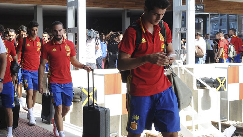 Decenas de aficionados reciben a la selección española a su llegada a León