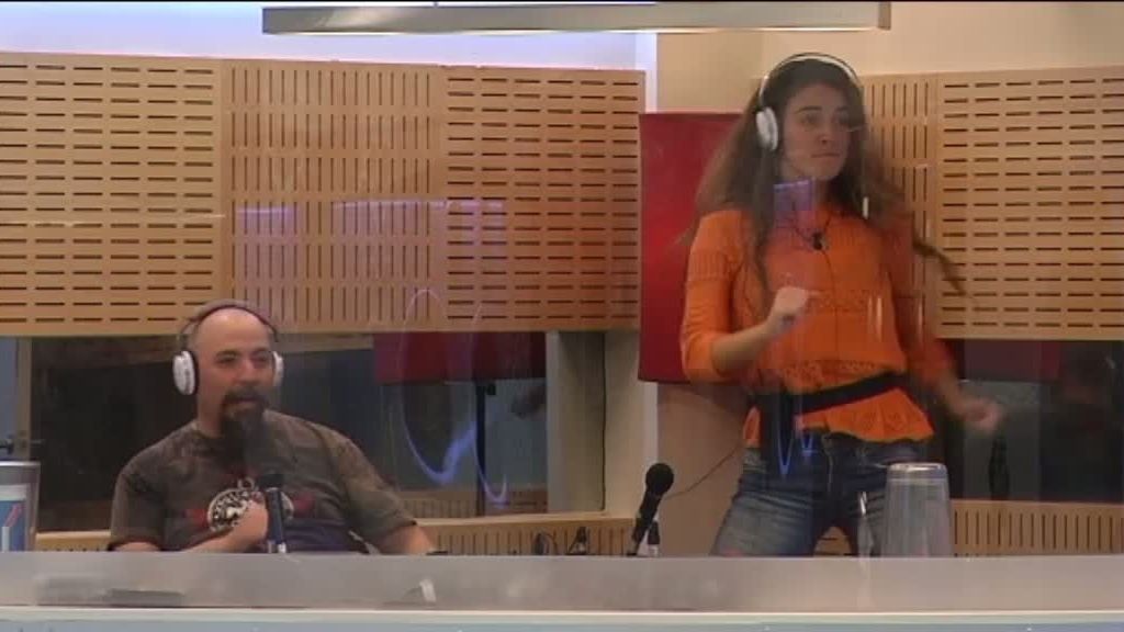 Esta chica no pude quedarse quieta