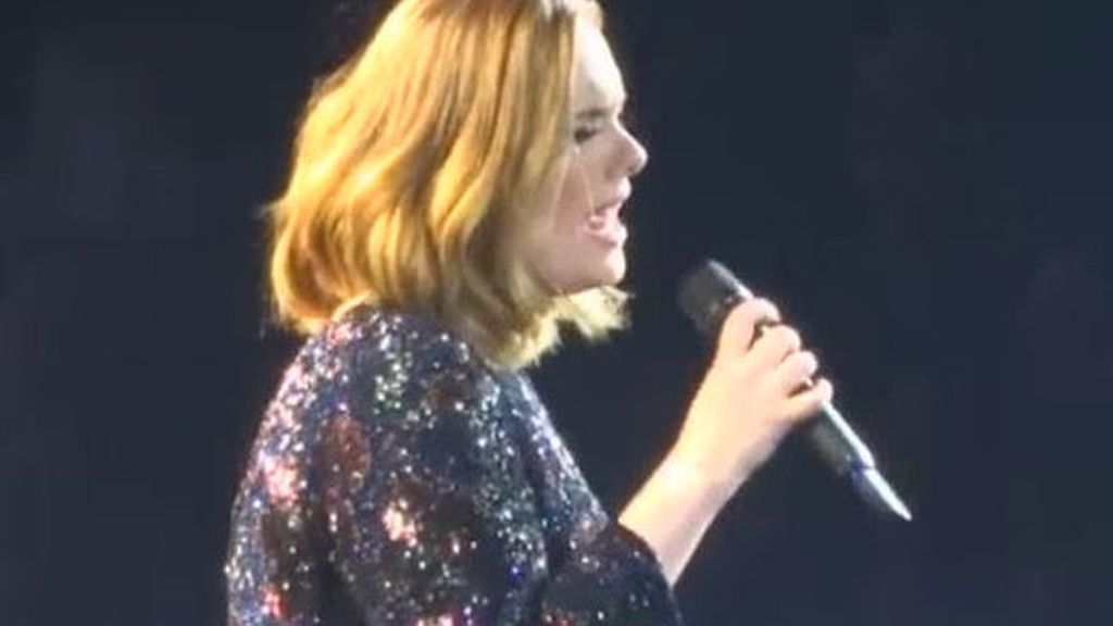 Esto es lo que sucede cuando Adele se queda sin sonido durante un concierto