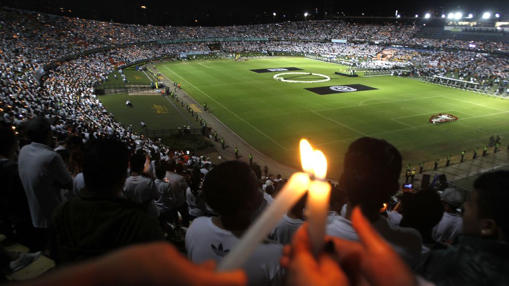Homenaje a los jugadores del Chapecoense en el estadio de Medellín