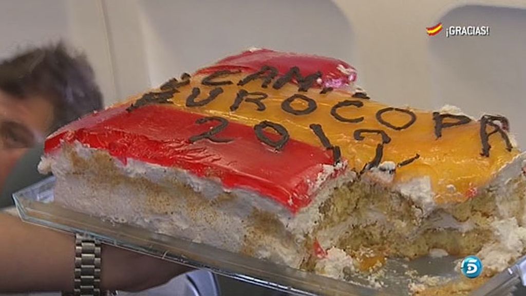 Entre periódicos, balones y tartas con la bandera