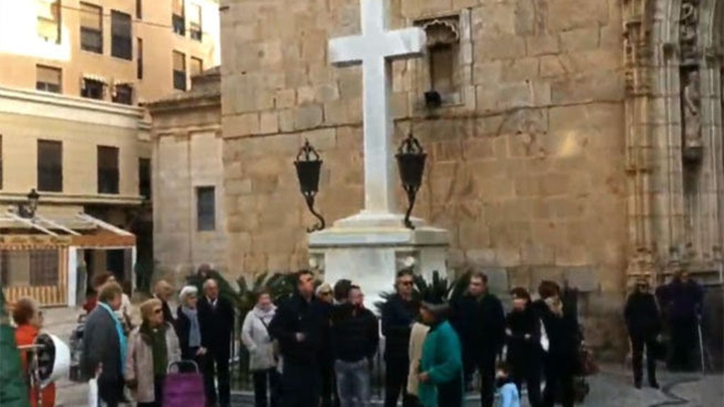 Trifulca en Callosa de Segura para evitar la retirada de la Cruz de los Caídos