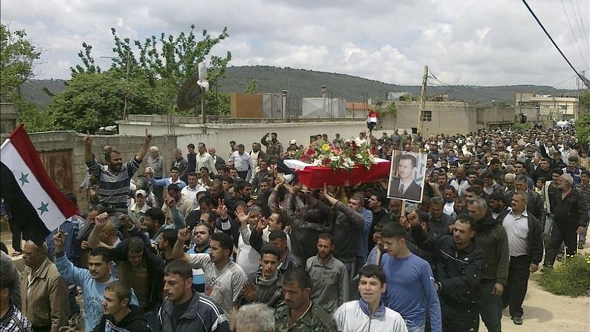 Fotografía facilitada por la agencia SANA que muestra el funeral de uno de los policías fallecidos ayer quien, según autoridades sirias, murió a nabis de un grupo terrorista armado en Homs (Siria) el pasado sábado, 7 de mayo de 2011. EFE/Archivo