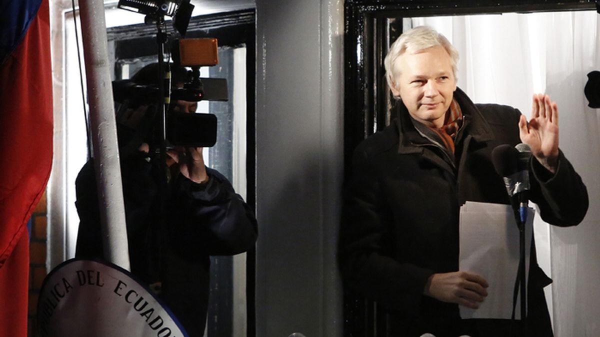 Assange saluda desde un balcón de la embajada de Ecuador en Londres