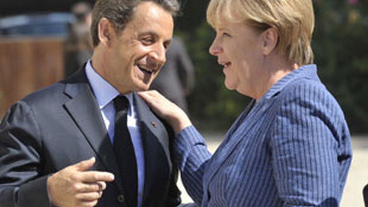La canciller alemana, Angela Merkel, y el presidente galo, Nicolás Sarkozy, durante la reunión. Foto: EFE.