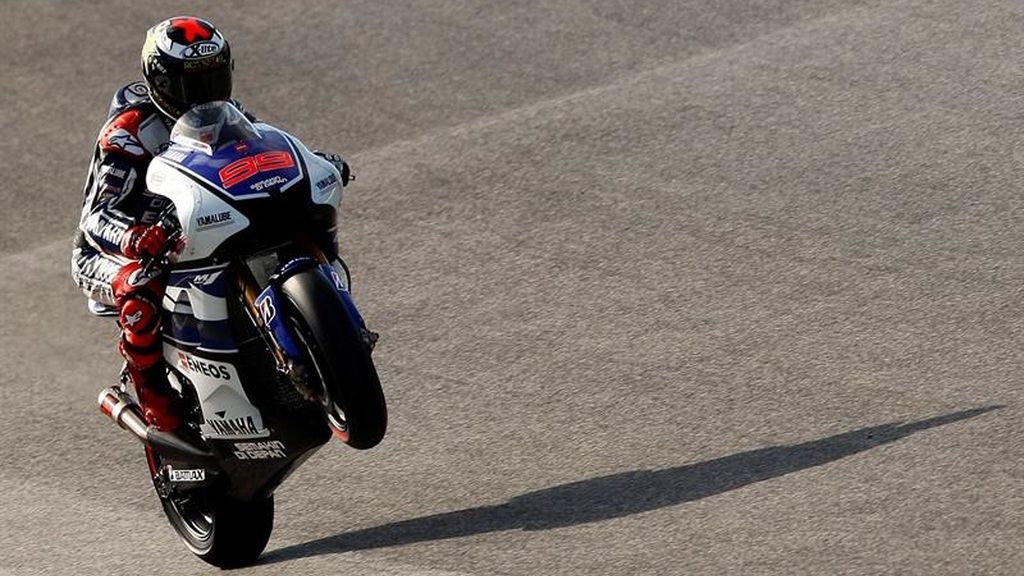 Lorenzo hace un caballito en el 'Warm Up'