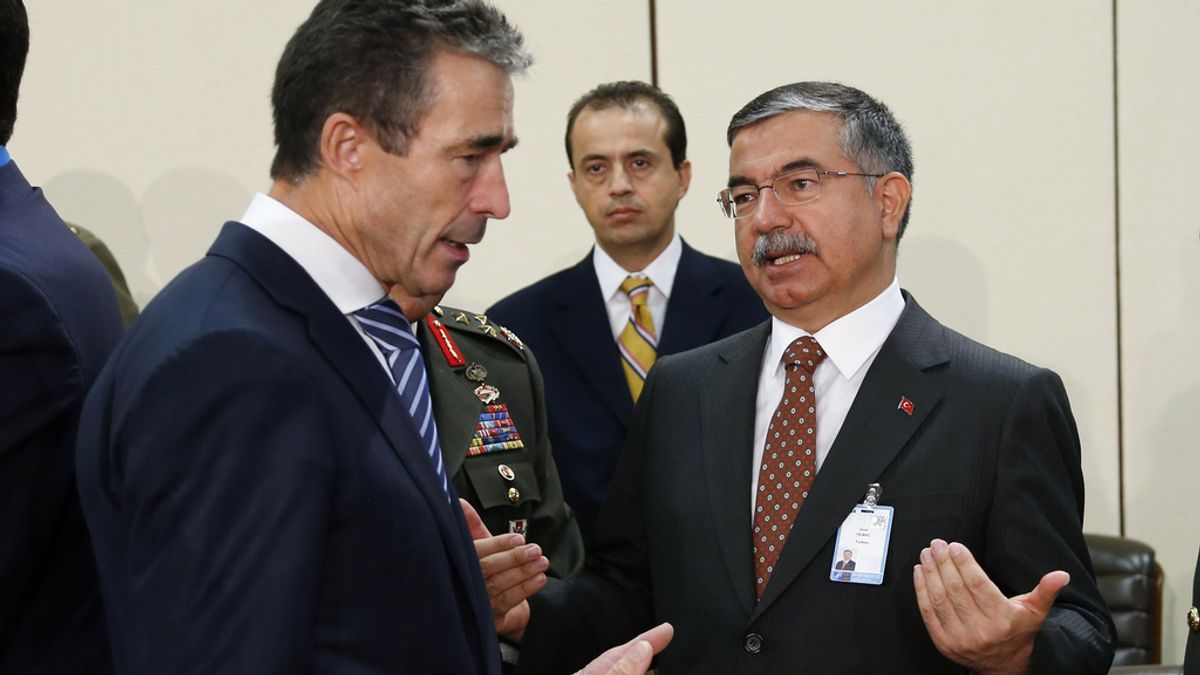 Anders Fogh Rasmussen,secretario general de la OTAN conversa con Ismet Yilmaz, ministro de Defensa de Turquía