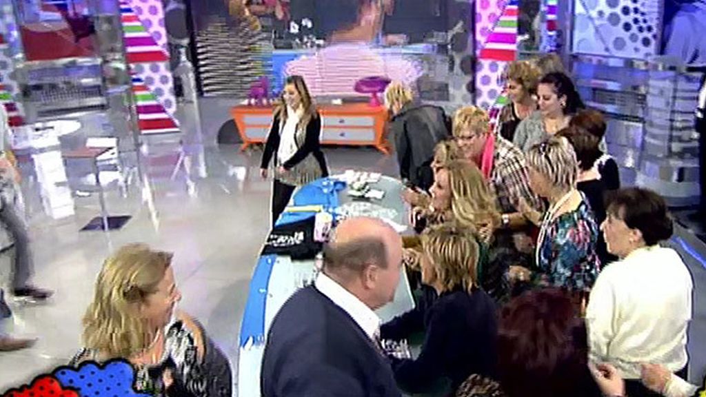 Rosa Benito recibe besos del público y de sus compañeros