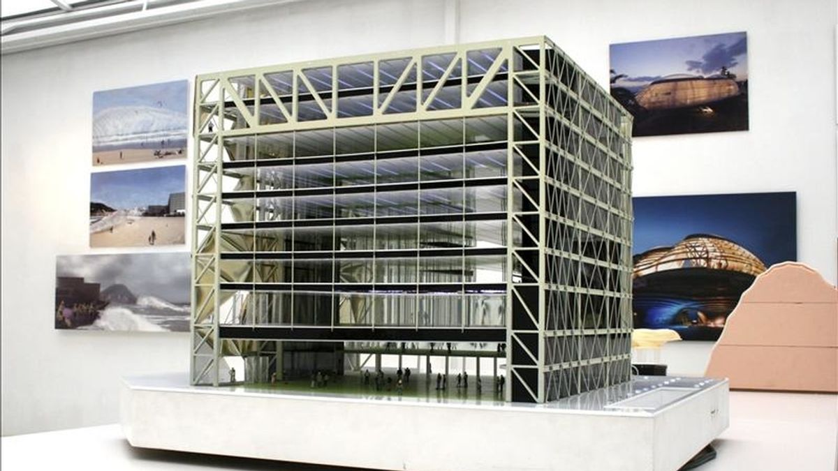 Fotografía facilitada por la Galería Gloria que muestra una vista de la maqueta del edificio Media-TIC, del arquitecto catalán Enric Ruiz-Geli, que expone dicha galería de Madrid hasta el próximo 14 de mayo. EFE