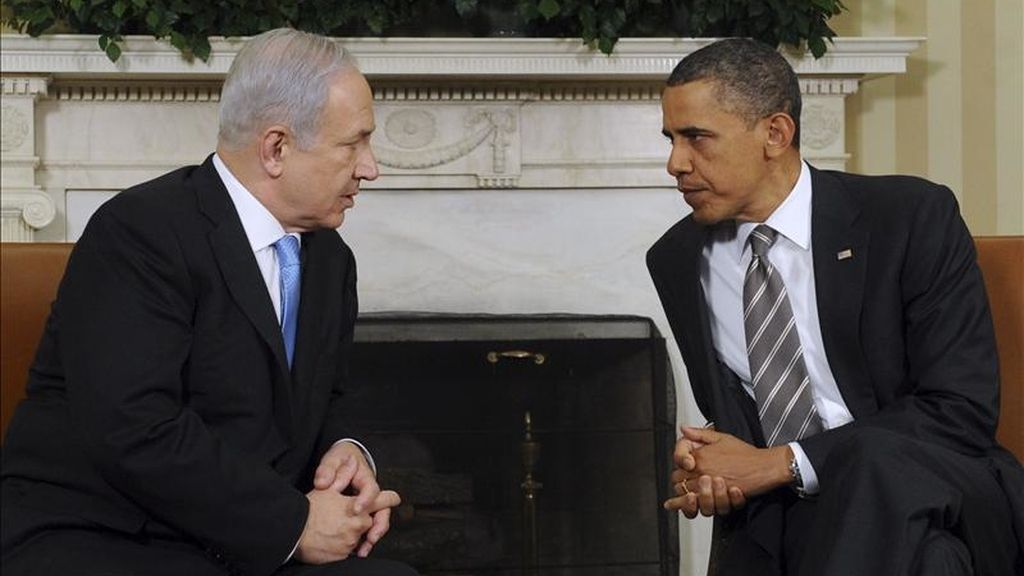 El presidente de los Estados Unidos, Barack Obama, (d), conversa con el primer ministro israelí, Benjamin Netanyahu, (i), durante el encuentro que mantuvieron en el despacho Oval de la Casa Blanca, en Washington, Estados Unidos, el pasado 20 de mayo. EFE El presidente de los Estados Unidos, Barack Obama, (d), conversa con el primer ministro israelí, Benjamin Netanyahu, (i), durante el encuentro que mantuvieron en el despacho Oval de la Casa Blanca, en Washington, Estados Unidos, el pasado 20 de mayo. EFE