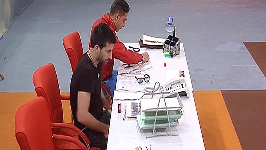 Tienen que recomponer fotografías, descifrar extrañas llamadas…