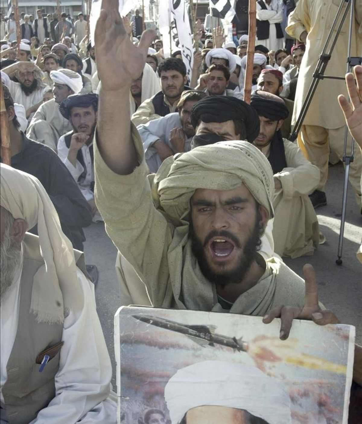 Seguidores del principal partido islamista del país, el Jamiat-e-Islami, gritan eslóganes durante la protesta realizada contra las fuerzas militares estadounidenses, en Quetta, Pakistán, el 2 de mayo de 2011. EFE