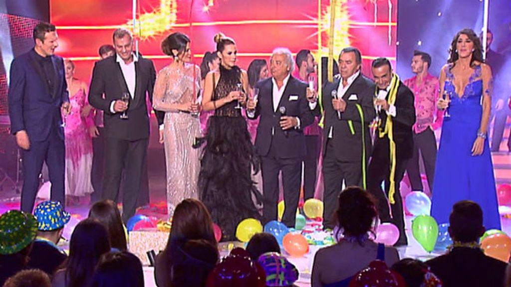 Los del Río ponen el broche final a la gala de 'La Noche en Paz' junto a los presentadores