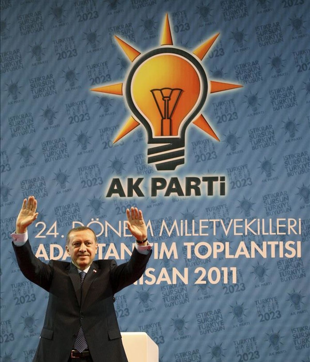 El primer ministro turco, Recep Tayyip Ersogan saluda a sus partidarios en la presentación de los candidatos del conservador Partido de la Justicia y el Desarrollo (AKP) para las elecciones posan para los medios de comunicación en Ankara (Turquía). EFE