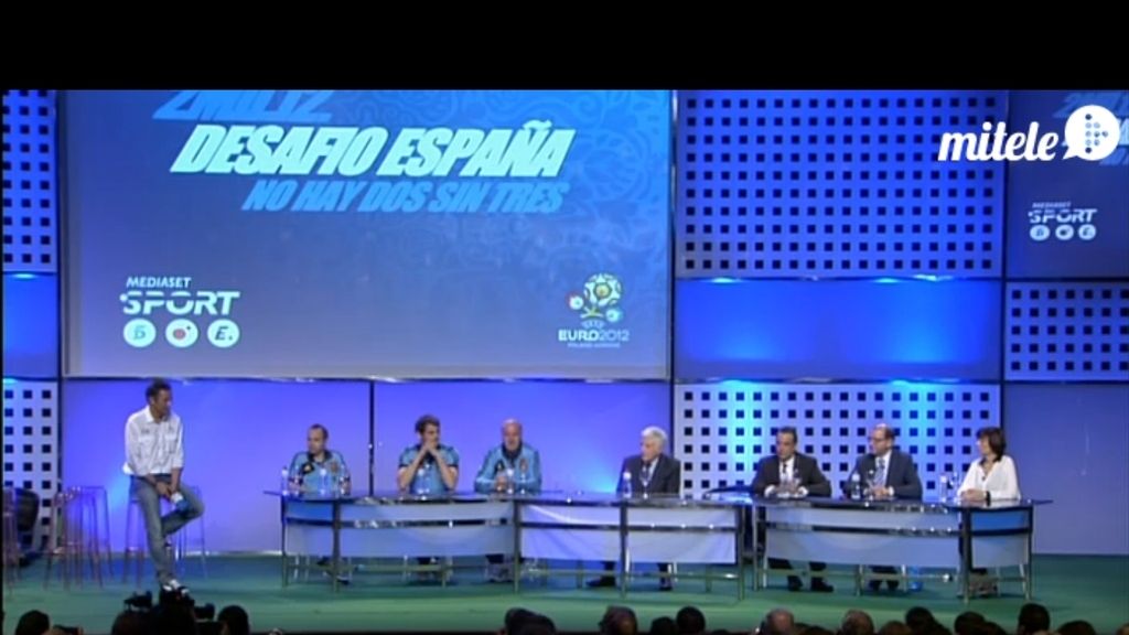 Vasile, J.J. Santos, Manu, Sara, Casillas, Iniesta, Del Bosque, en la presentación