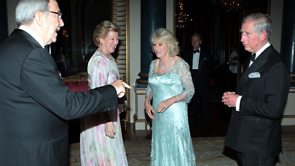 Constantino y Ana María de Grecia, con Carlos, y Camilla, duques de Cornualles