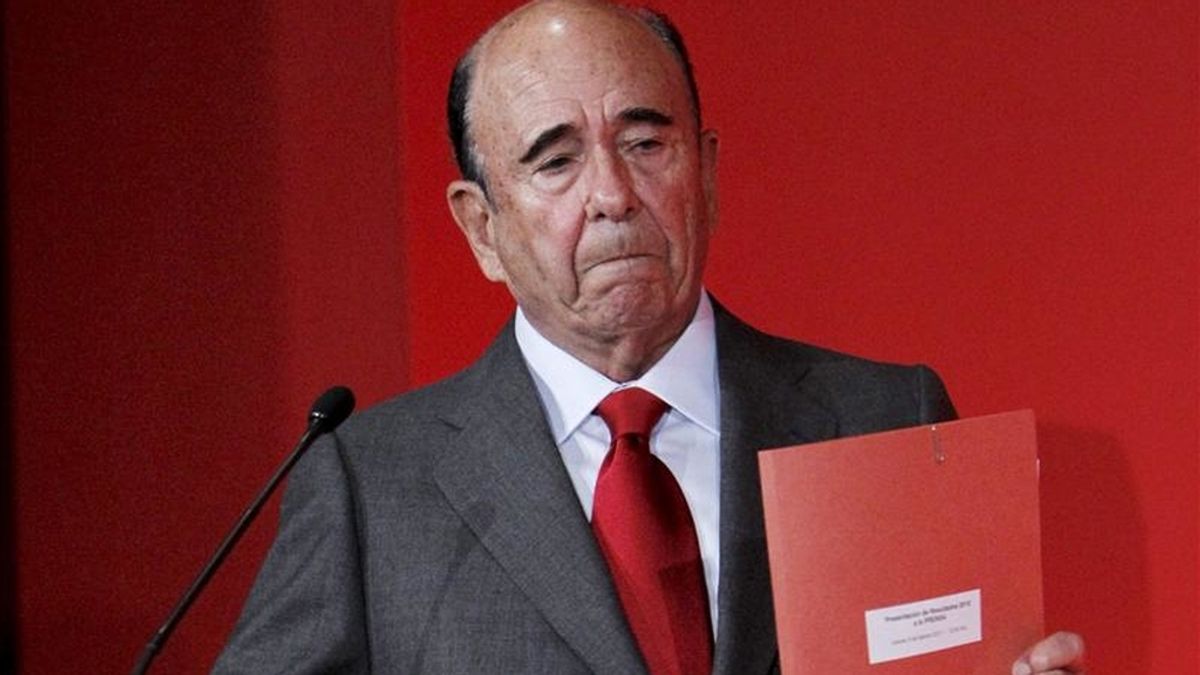 El presidente del Grupo Santander, Emilio Botín, tras presentar ayer los resultados correspondientes a 2010, en los que la entidad ganó 8.181 millones de euros netos, un 8,5 % menos que en el ejercicio anterior. EFE