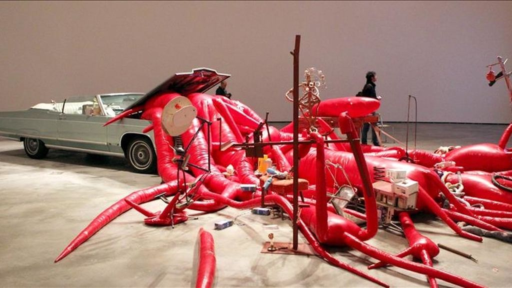 "Palms", de John Bock, una de las obras que forman parte de la exposición "El intervalo luminoso: The D. Daskalopoulos collection", casi 60 piezas de más de treinta artistas internacionales atesoradas durante años por el financiero e inversor griego Dimitis Daskalopoulos, y que se presenta en el museo Guggenheim de Bilbao. EFE