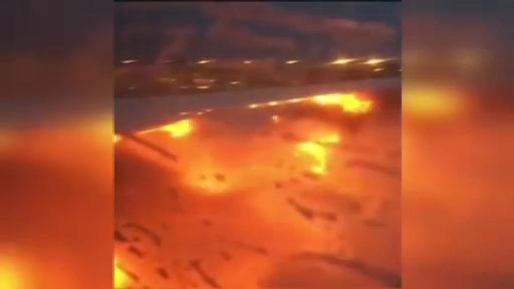 Un avión acaba en llamas tras realizar un aterrizaje de emergencia en Singapur