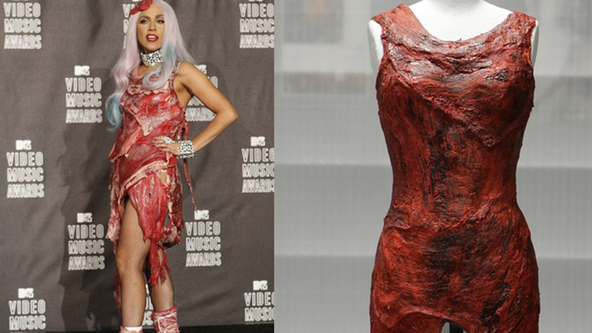 Lady Gaga (a la izq) con el modelo-filete con el que recibió el premio de MTV 2010, a la derecha, el vestido de carne que se exhibirá desde este jueves en el museo del Rock, de Cleveland. Foto REUTERS